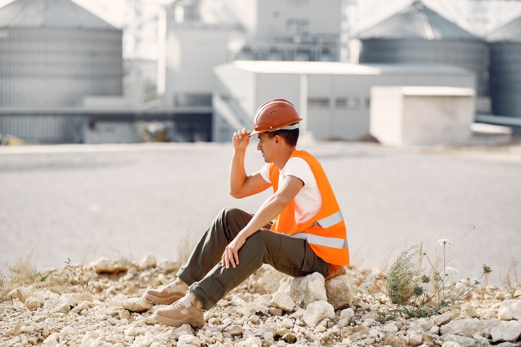 Saiba tudo sobre equipamentos para construção civil | homem sentado em canteiro de obras | Pro Obra
