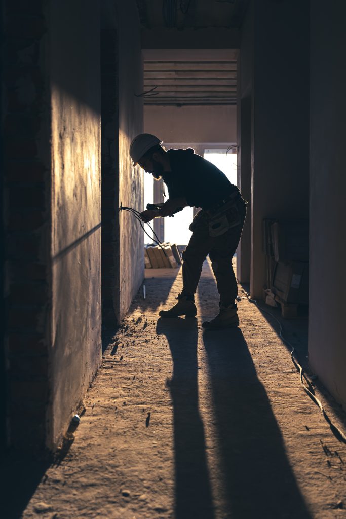 Saiba como o aluguel de grades de isolamento ajuda a obra | Pedreiro trabalhando | Pro Obra